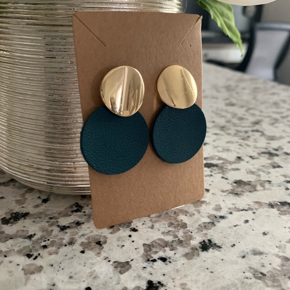 ⭐️CLEARANCE⭐️ Leather Dangle Earrings - Picture 7 of 7